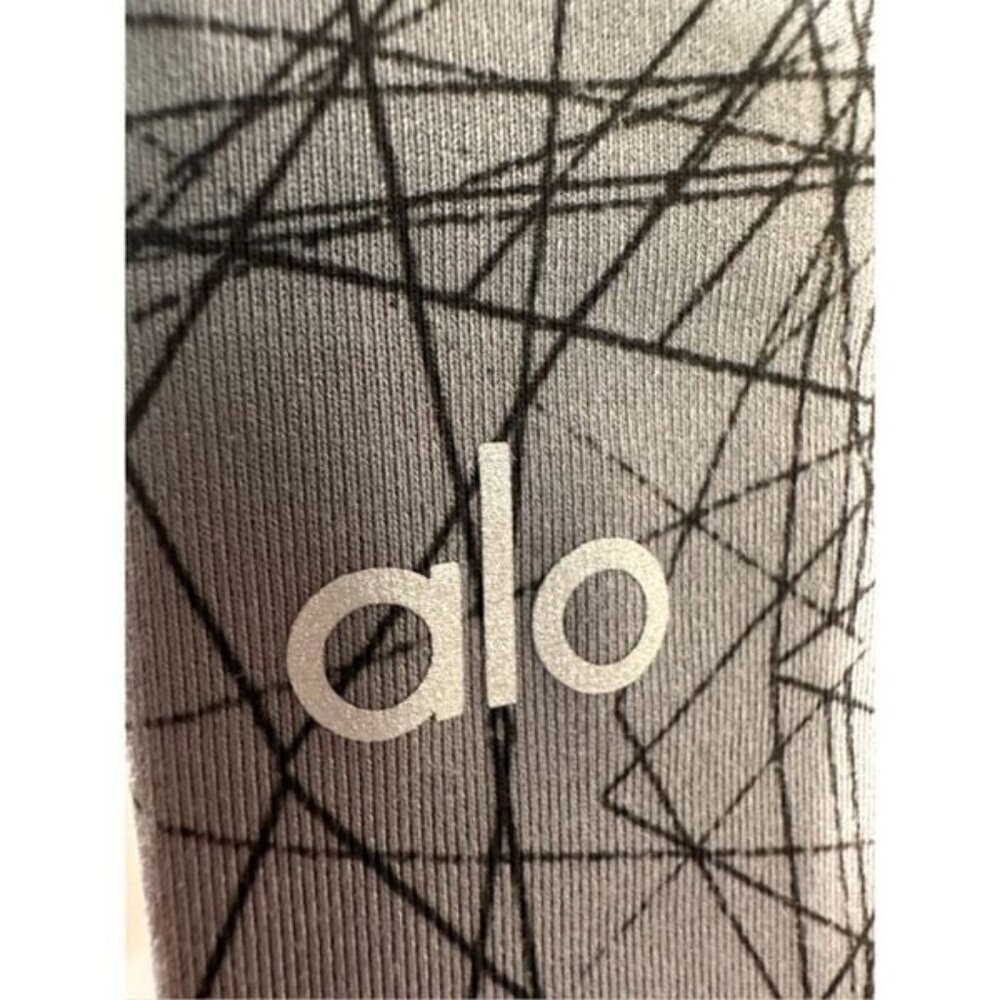 Alo Yoga Gray Geometric Print Capri Leggings Size Small NWOT - Picture 7 of 7